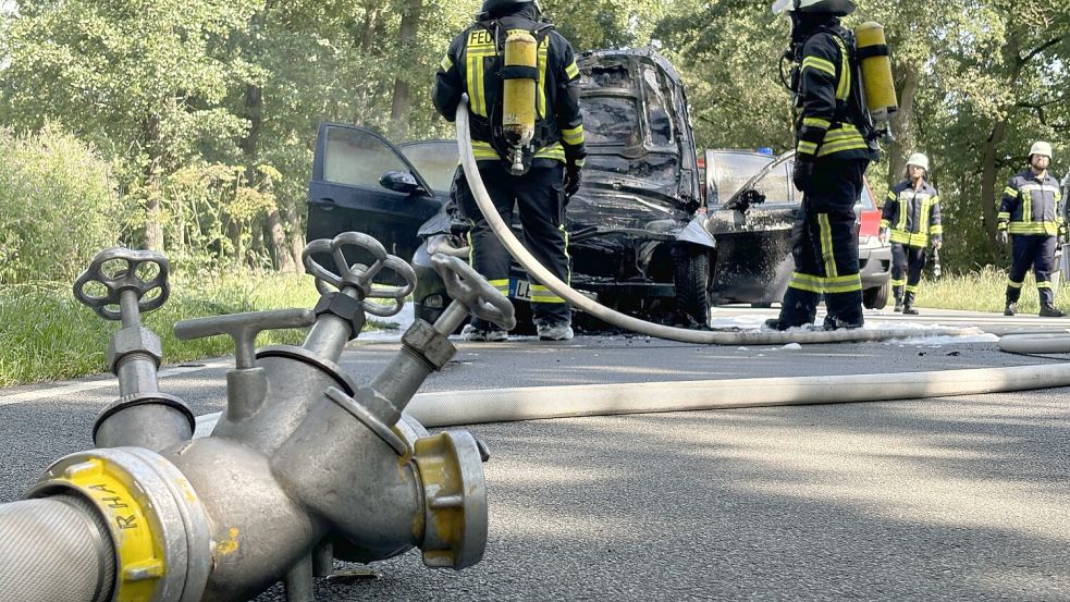 Die Feuerwehr in Rhauderfehn bei Löscharbeiten. Foto: Hellmers