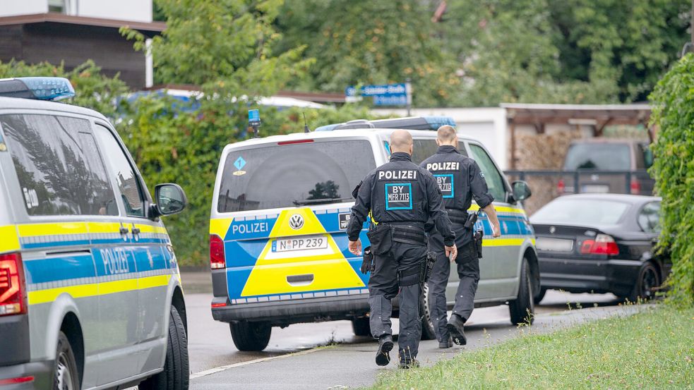 Mann in Schwabach getötet: Polizisten sind in der Nähe des Tatorts im Einsatz - dort war am Montagmorgen ein toter Mann auf offener Straße gefunden worden. Foto: dpa/Haubner