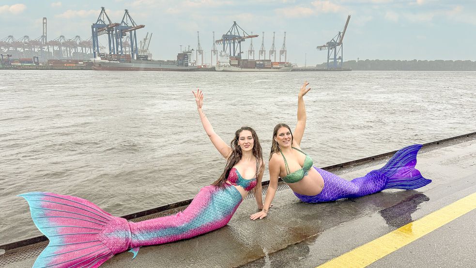 Julianna Girg (links) und Vanessa Reder (rechts) in ihren Meerjungfrauen-Kostümen am Hamburger Hafen. Foto: Ankea Janßen