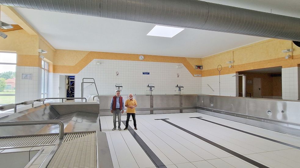 Klein und beschaulich ist das Mölenlandbad in Bunde. Gerade deshalb ist es bei vielen Stammgästen so beliebt. Bürgermeister Uwe Sap und Schwimmmeister Luitjen Eden stehen auf dem Hubboden, der bei Bedarf abgesenkt werden kann. Foto: Gettkowski