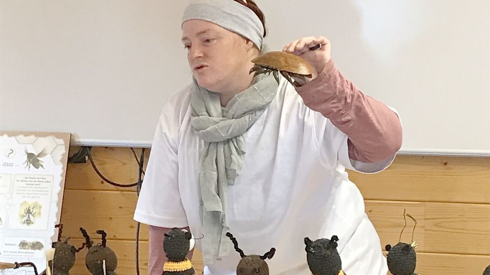 Heidrun Haase begeistert Kinder mit gehäkelten Bienen und Varroamilben-Modell. Foto: Privat
