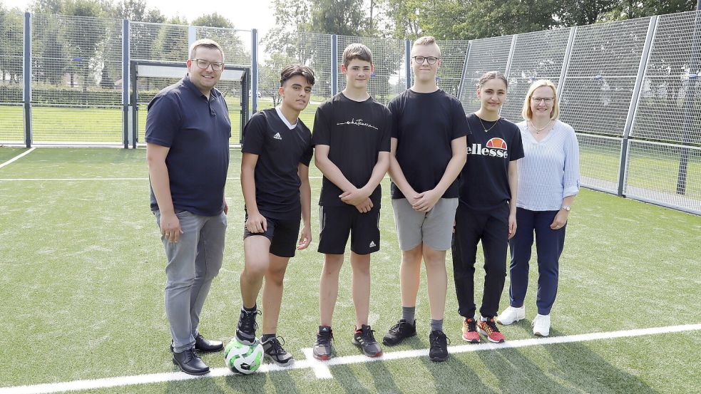 Der Soccer-Court ist fertiggestellt. Darüber freuen sich Barßels Bürgermeister Nils Anhuth (links) und IGS-Schulleiterin Simone Petzold (rechts) mit einigen Schülerinnen und Schülern. Foto: Passmann