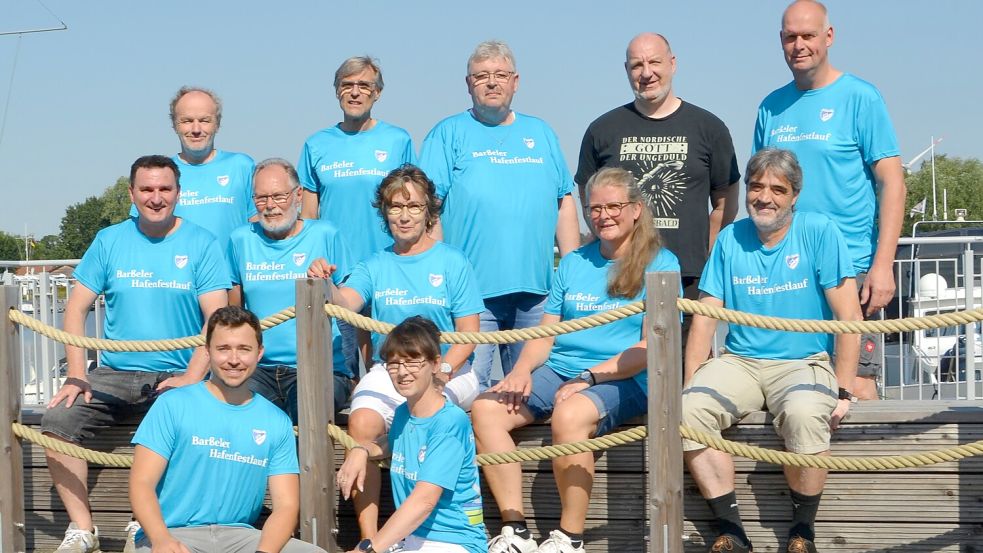 Ein Teil des neuen Orga-Teams hat sich für Gruppenbild am Barßeler Hafen positioniert: (vorne) Hannes Coners, Rita Stoyke, (Mitte, von links): Arne Kämpgen, Ludger Herzog, Carola Keck, Elke Haak, Joseph Imholte und (hintere Reihe, von links): Hans Lammers, Heinz-Hermann Thelken, Michael Nitschke, Torsten Gradt und Stefan Haak. Foto: privat