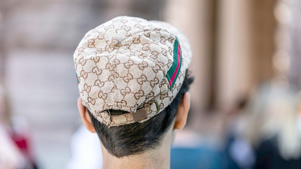 Gucci-Cap, Kette, Trainingsanzug, Bauchtasche: Das ist der Stil des „Talahon“. Foto: Unsplash/Carl Tronders