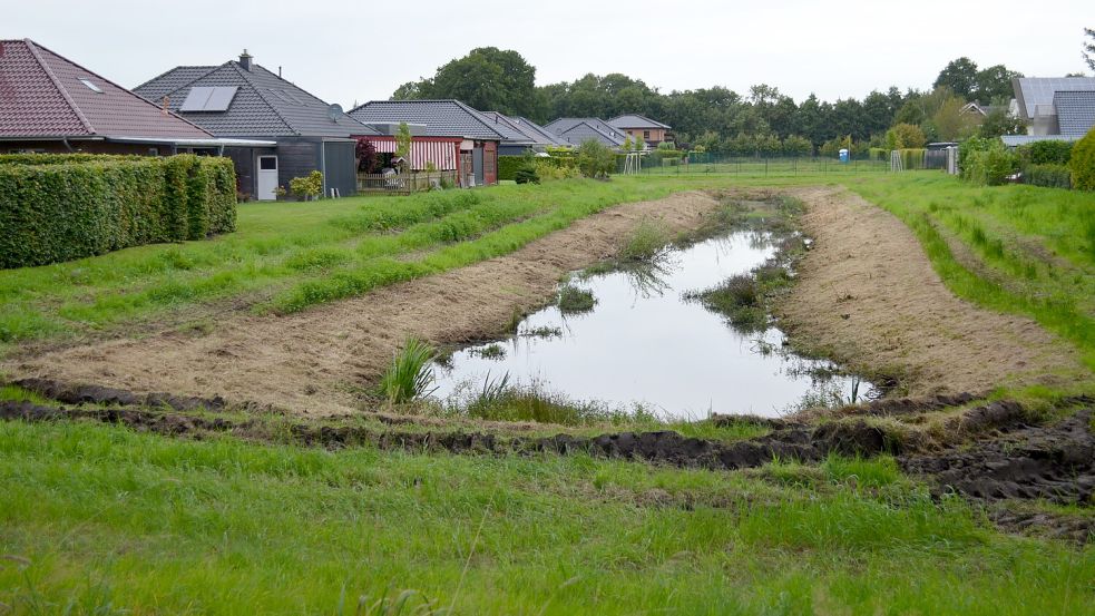 Die Böschung rund um das Regenrückhaltebecken im Strücklinger Baugebiet am Utender Damm ist vorbereitet. Dort wird ein Zaun gesetzt. Die Gemeinde kommt damit ihrer Verkehrssicherungspflicht nach. Die Arbeiten werden ausgeführt von der Harkebrügger Firma Welp Montagen. Foto: Fertig