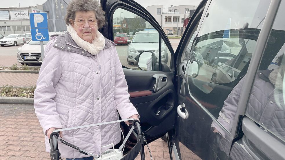 Edelgard Frank benötigt einen Rollator – auch, um das schwere Sauerstoffgerät zu transportieren. Deshalb benötigt sie beim Parken Platz. Foto: Janßen