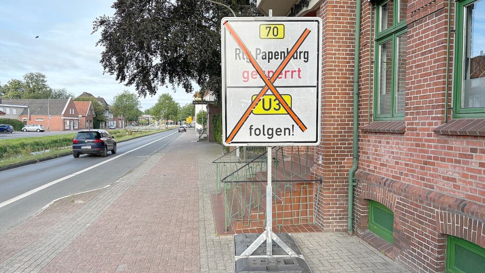Direkt beim GA-Verlagsgebäude am Untenende in Rhauderfehn steht ein Hinweisschild, das auf die Sperrung hinweist. Foto: Ammermann