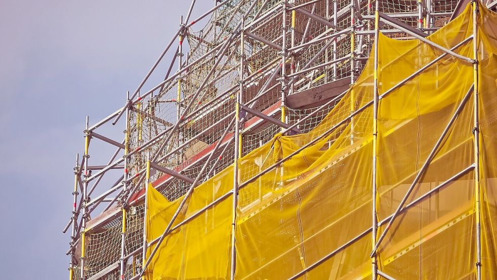 Bei einer energetischen Sanierung wird häufig auch die Fassade gedämmt. Foto: pixabay