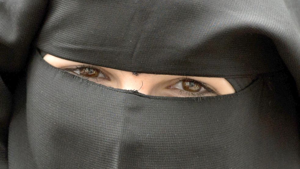Vollverschleierung mit sogenanntem Nikab: So darf man sich in Deutschland nicht hinters Steuer setzen. Foto: dpa/BORIS ROESSLER
