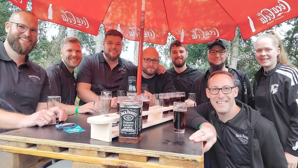 Ob das Bild einen „Teil der Aufwärmphase“ zeigt, steht nicht fest. Auf jeden Fall haben die Hobbyteams, die in Potshausen beim Fußballturnier antreten, sichtlich Spaß. Foto: Scherzer.