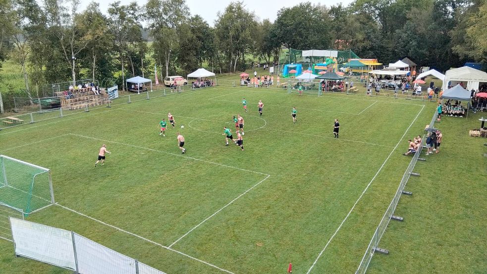 DieTeams liefern sich spannende Spiele beim Hobbyfußballturnier in Potshausen. Foto: Scherzer