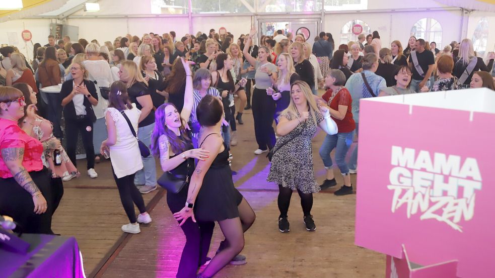„Abgerockt“ wurde im Festzelt bei der Premiere von „Mama geht Tanzen“. Foto: Passmann
