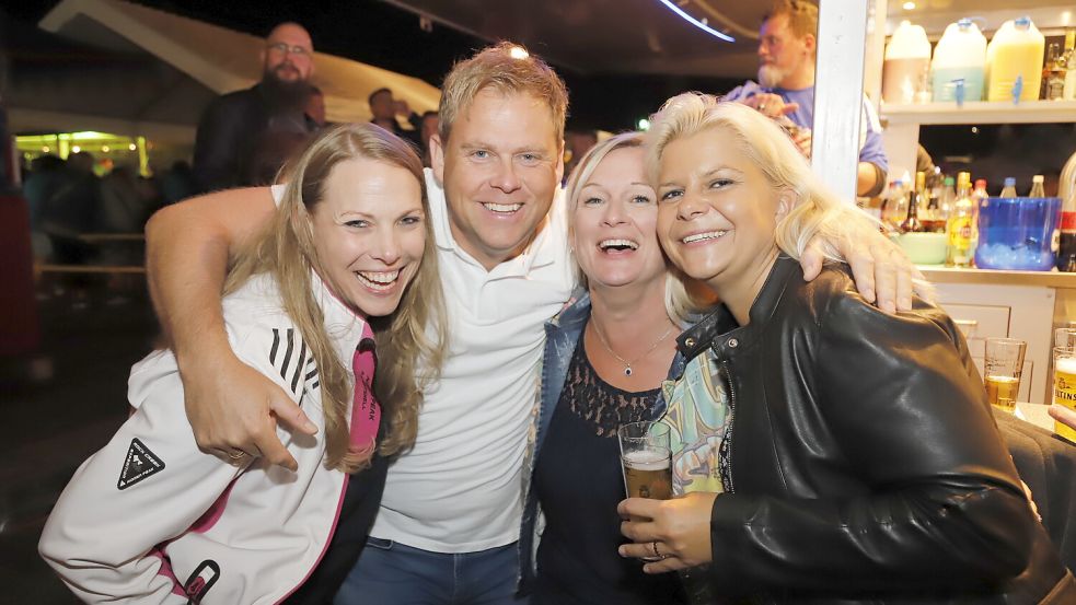 Beste Stimmung unter den Besuchern herrschte am ersten Tag des Barßeler Hafenfest. Foto: Passmann