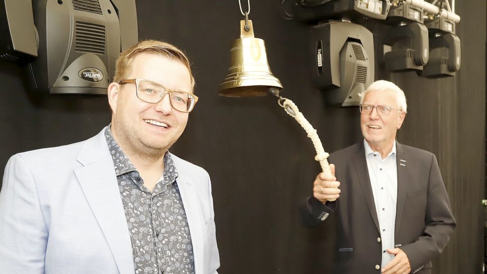 Mit drei Glockenschlägen eröffneten der ehemalige Vorsitzende der Touristik Barßel-Saterland Johannes Budde (re) und sein Nachfolger und Bürgermeister Nils Anhuth das 43. Hafenfest. Foto: Passmann