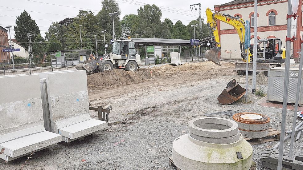 Die Arbeiten neben dem Bahnhofsgebäude haben begonnen. Foto: Wolters