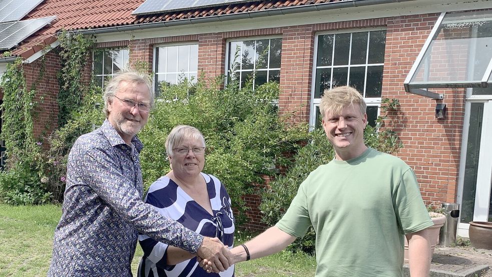 Reinhard und Christine Wölke übergeben die Immobilie in Burlage an Henning Santen aus Papenburg. Der will dort einen sicheren Ort für 16 Kinder und Jugendliche schaffen. Foto: Susanne Risius-Hartwig