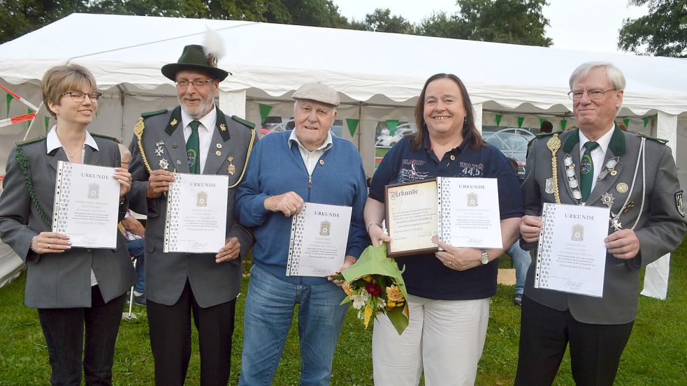 Das Foto zeigt (von links) die ausgezeichneten Schützen Sandra Große-Heilmann, Hermann Heyen, Bertus Okken, Gretchen Ewen-Schöberl und Hanko Weers. Foto: Weers