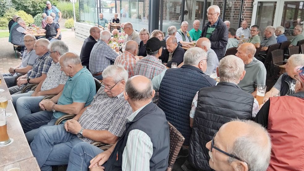 Theo Hanneken, 1. Vorsitzender (im Stehen), verkündete beim gemeinsamen Grillen die freudige Nachricht, dass die Meyer Werft dem Seniorenverein auch 2024 einen Zuschuss gewährte.