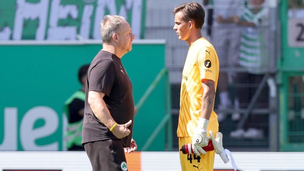 „Ein fachlich berechtigter Anschiss“: Fürths Trainer Alexander Zorniger stellt seinen Torwart Noah Noll nach dem 1:1 gegen Paderborn zur Rede. Foto: IMAGO/Sportfoto Zink / Daniel Marr