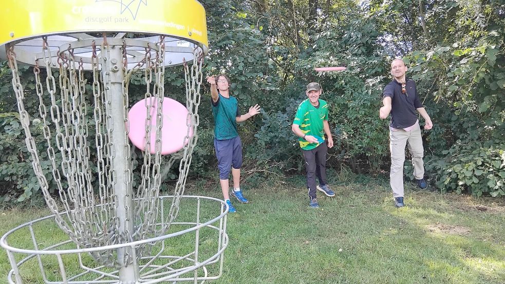 Beim Disc Golf muss die Frisbee durch möglichst wenige Würfe auf jeder Bahn im vorgesehen Zielkorb landen. Foto. Scherzer