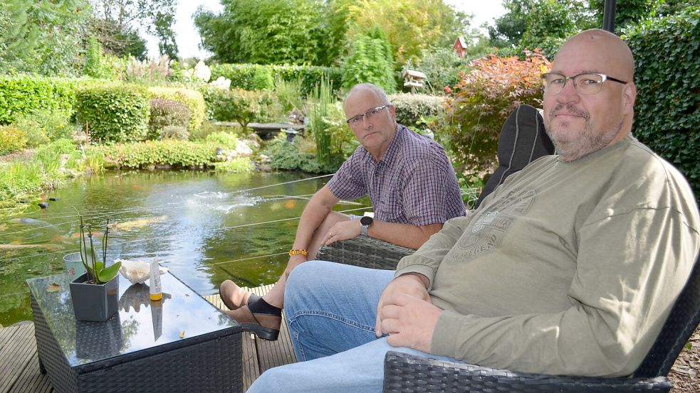 Matthias Bruns (rechts) mit dem Barßeler Ralf Schulte in dessen Garten im Barßeler Ortsteil Lohe. Hier war Bruns in Sachen EPS-Bekämpfung im Einsatz. Sechs Nester hat er aus Schultes Eiche geholt. Foto: Fertig