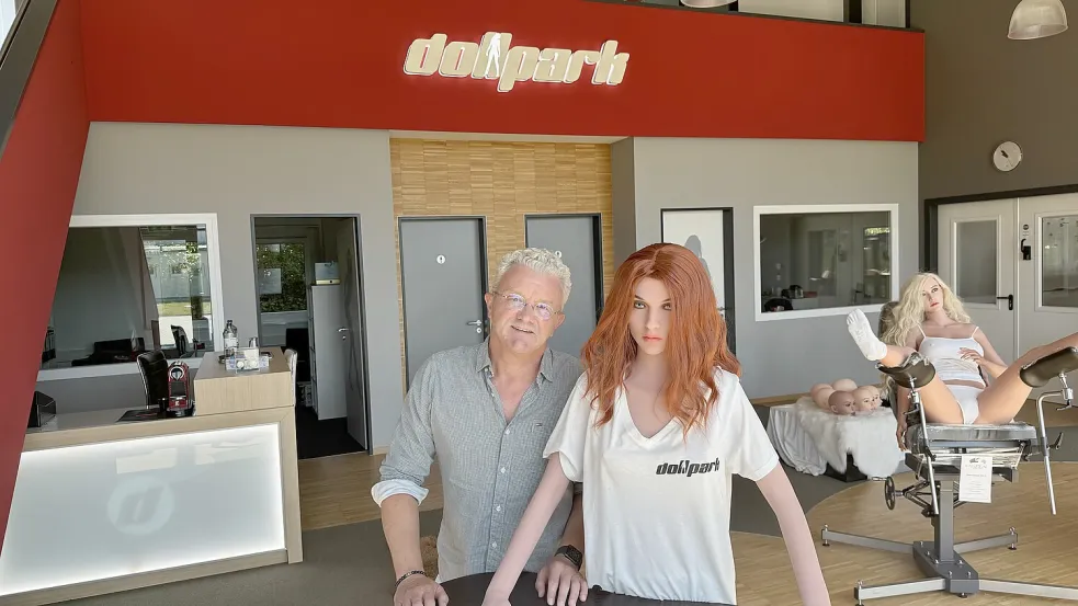 Verdient mit Silikonpuppen und anderen Erotikartikeln sein Geld: Michael Wendt vom „Dollpark“ in Sierksdorf. Foto: Ankea Janßen