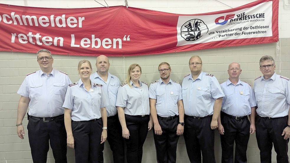 Das Bild zeigt (von links) Frank Harms (Gemeindebrandmeister), Daniela Schubert, Jörg Woldenga (stellvertretender Ortsbrandmeister), Anki Woldenga, Michael Fennen, Stefan Kleinhaus, Matthias Bron und Wolf-Dieter Wissing (Ortsbrandmeister). Foto: Feuerwehr/Bruns