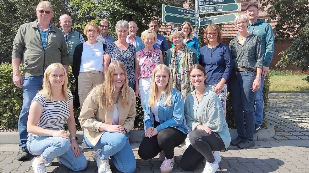 Bei den Vorbereitungen: (vorne, von, links) Amke Janssen (Landschaft, Verköstigung), Hannah Coordes (Landjugend Holter Jollys), Fenna Coordes (Zukunftsschmiede/Medienbeauftragte), Dierka Janssen (Verköstigung/Ortsverein); (Mitte von links): Hinrich Kleemann (Jäger/Feuerwehr), Anna Pietrowski (Gulfhäuser/Schmiede), Tekla Holl (Verköstigung/Kirche), Geda Gruben, Gisela Radtke (Zeit-App), Helga Meyer (Ortsvorsteherin), Marlene Hinken (Verköstigung/Kirche), Arne Janssen (Landwirt/Besamungsteam); (hinten, von links) Böde Oltmanns, Wiard Meyer (SV Potshausen), Karl-Heinz Kempen (KV/musikalische Beiträge), Dirk Gruben (Bauunternehmen), Dagrun Petershans (Pastorin). Fotos: Scherzer
