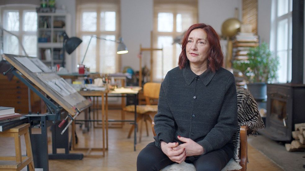 Die Künstlerin Anke Feuchtenberger im Interview für den Dokumentarfilm „Die Unbeugsamen 2 – Guten Morgen, ihr Schönen!“. Foto: Majestic/Anne Misselwitz