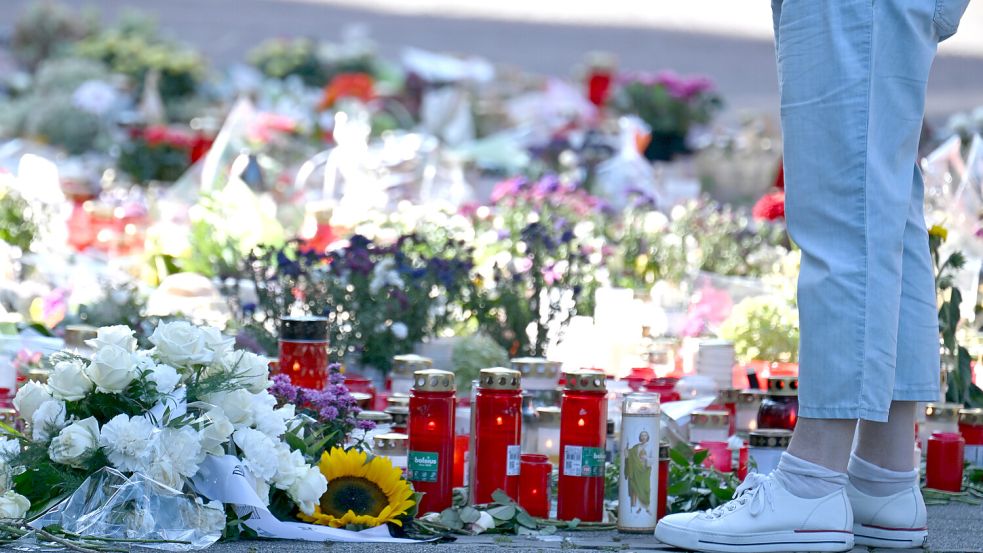 Nach dem Anschlag von Solingen ist die Anteilnahme in der Stadt groß. Auch Politiker unterschiedlicher Parteien melden sich zu Wort. Foto: dpa/ Federico Gambarini