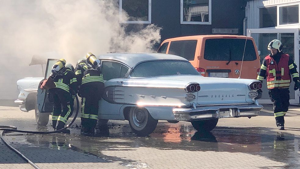 Der Oldtimer war in Brand geraten. Foto: Feuerwehr