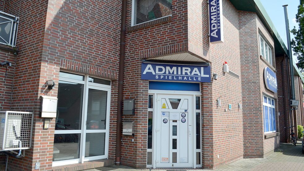 Seit dem 1. Juli ist die Spielhalle in der Schwarzmoorstraße 4 geschlossen. Ein Schild am Eingang weist Kundschaft auf diese Veränderung hin. Foto: Fertig