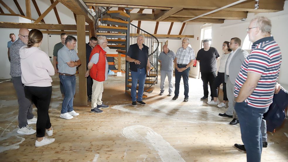 Vor Ort schauten sich die Ausschussmitglieder das Müllerhaus wegen dessen möglicher Sanierung an. Foto: Passmann