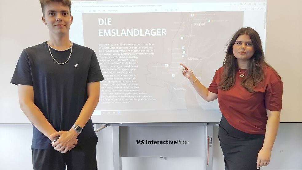 Dennis Antoni und Helin Mohamad erarbeiteten gemeinsam mit ihren Mitschülerinnen und Mitschülern neue Geschichts- und Erinnerungstafeln für die Kriegsgräberstätte Aschendorfermoor. Foto: Scherzer