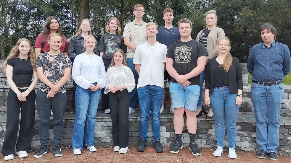 Gedenkstättenpädagogin Jacqueline Meurisch von der Gedenkstätte Esterwegen (7. von links vorne) sowie Johanna Knoop, Bildungsreferentin vom Volksbund Bezirksverband Weser-Ems (6. von links hinten), begleiteten das Projekt. Foto: Scherzer