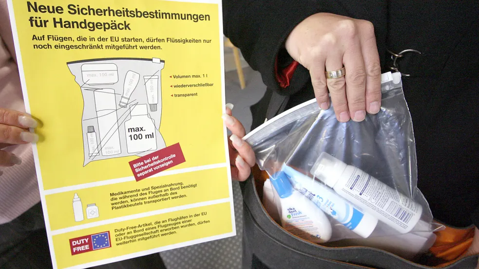 Die EU-weiten Handgepäckregelung auf Flughäfen werden wieder verschärft. Foto: dpa-Zentralbild/Peter Endig