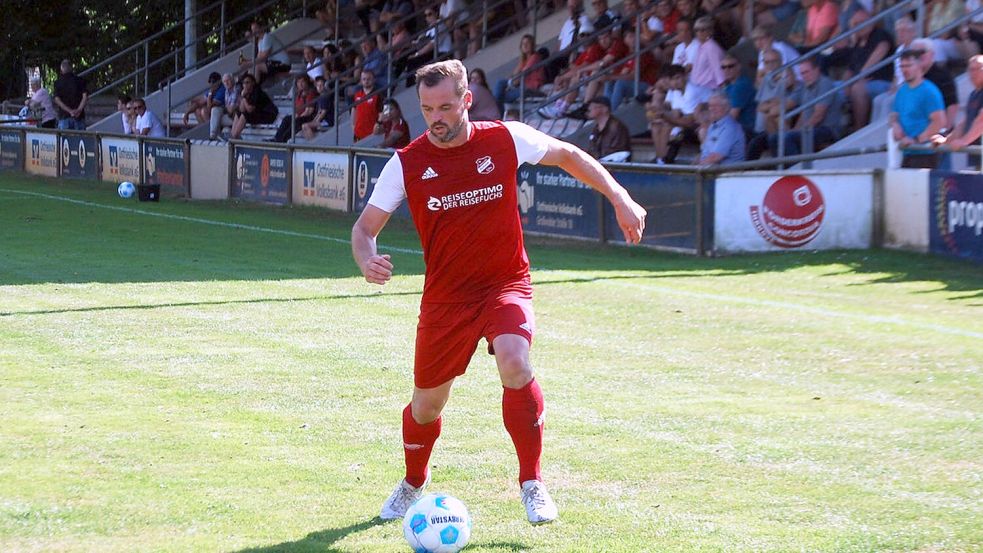 Concordia Ihrhove (am Ball Peter Landel) hofft im Derby gegen TuRa 07 auf eine tolle Kulisse. Foto: Reemts