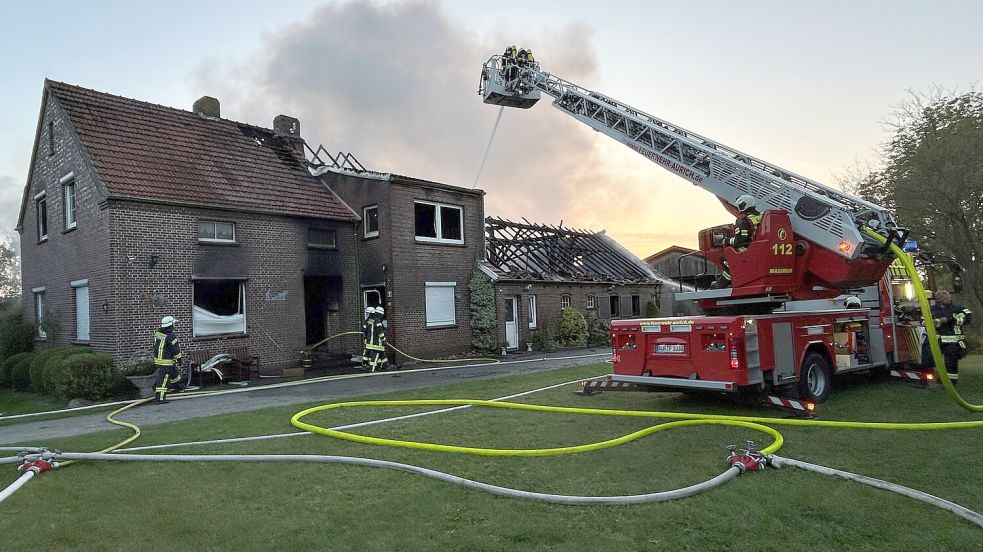 Die Feuerwehr löschte die Flammen in Forlitz Blaukirchen. Foto: Matthias Hippen