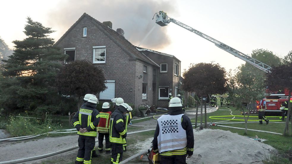 Rund 100 Feuerwehrleute waren im Einsatz. Sie konnten aber nicht verhindern, dass das Gebäude komplett ausbrannte. Foto: Matthias Hippen