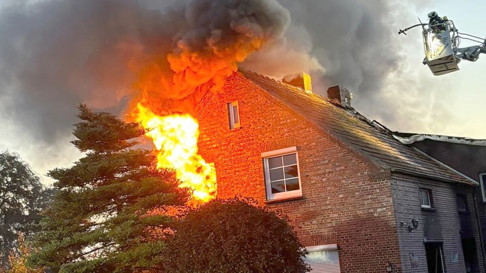 Zeitweise schlugen große Flammen aus den Fenstern des Gebäudes. Foto: Herbert Bohlen/Feuerwehr