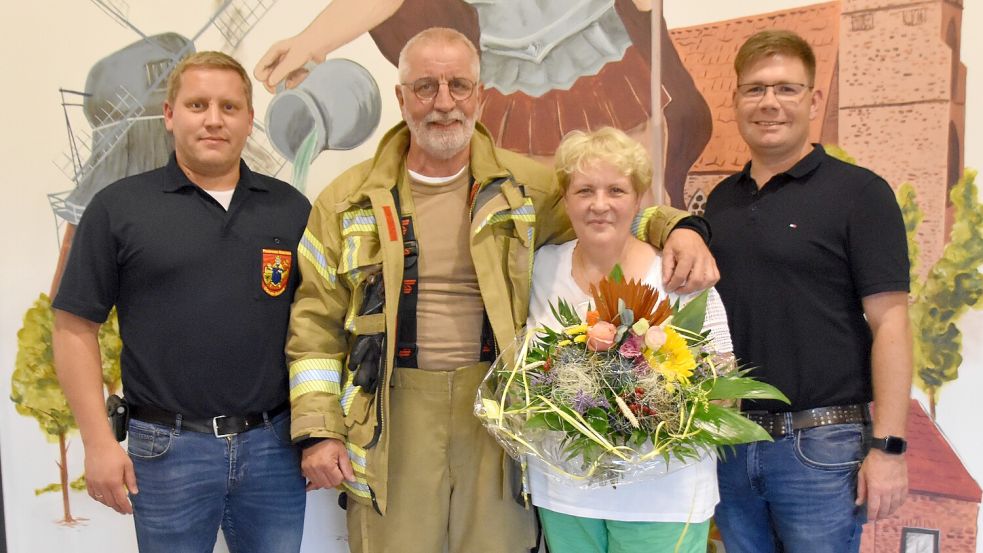 Verabschiedung im Feuerwehrhaus (von links): Stellvertretender Ortsbrandmeister Matthias Pörschke, Heinrich und Adele Pörschke, Ortsbrandmeister Lukas von Kajdacsy. Foto: Giehl/Feuerwehr Saterland