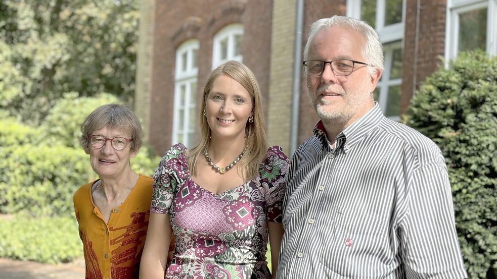 Iris Holzapfel, die scheidende Tierheimleiterin (links) wird Xenia Nording von der Stadt Weener und Matthias Heyen von der Stadt Papenburg mit Ratschlägen zur Seite stehen. Foto: Vogt