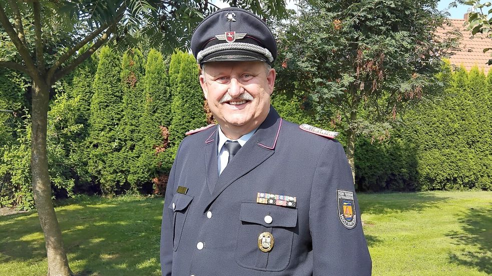 Uwe Wagner war 18 Jahre lang mit Leib und Seele im Einsatz als Gemeindebrandmeister von Ostrhauderfehn. Fotos: Scherzer