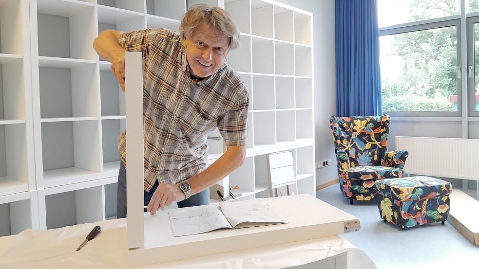 Während der unterrichtsfreien Zeit erledigt Lehrer Teo Groeneveld handwerkliche Arbeiten im neuen Raum der Erinnerungskultur. Foto: Scherzer