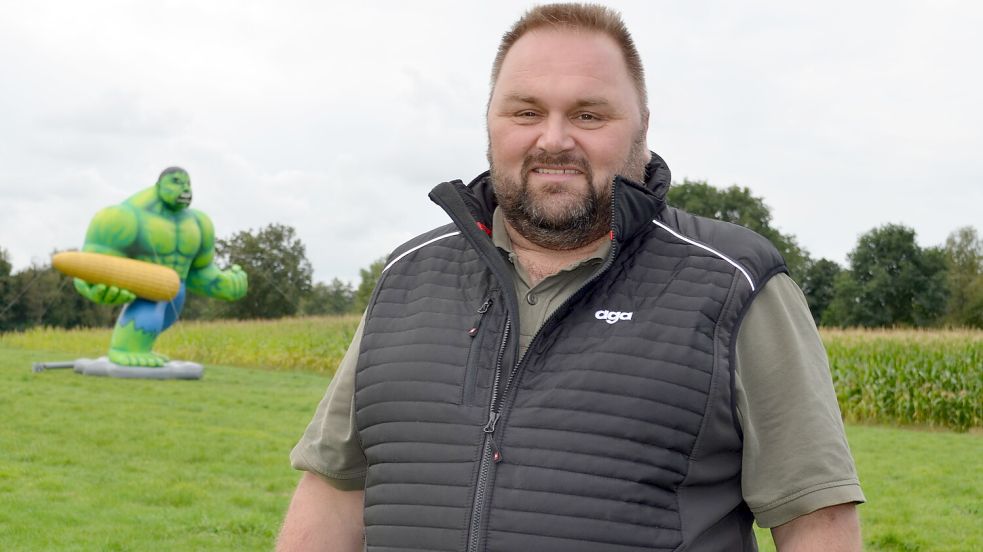 Fehntjer Werner Coordes vor dem Versuchsfeld in Rhaude neben der Hulk-Figur, mit dem die agaSaat Hybrid GmbH, für die er arbeitet, jetzt vor der Maisernte auf ihr Sortenprogramm aufmerksam macht. Foto: Fertig