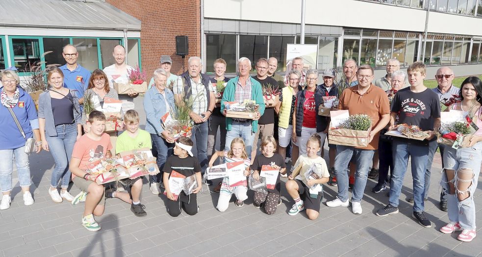 Über Preise und Urkunden freuten sich die siegreichen Teilnehmer des diesjährigen Stadtradelns der Gemeinde Barßel. Foto: Passmann