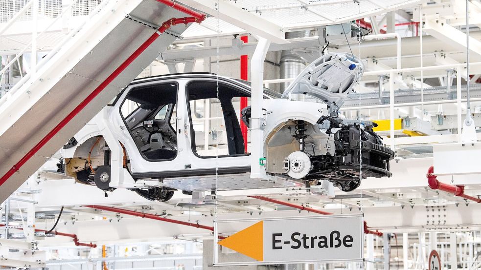 „Komplett neues Werk“: Seit 2022 werden in Emden E-Autos in einer eigenen Montagehalle gebaut. Foto: dpa/Sina Schuldt