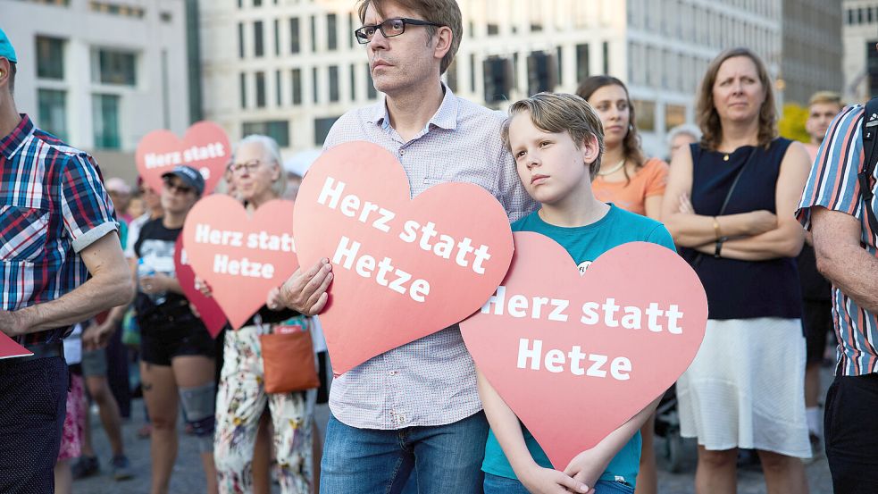 Oft kommt es in Konfliktsituationen zum Streit, so auch nach dem Anschlag in Solingen. Warum das zu nichts führt und wie man eigentlich handeln könnte, lesen Sie hier. Foto: dpa/Jörg Carstensen