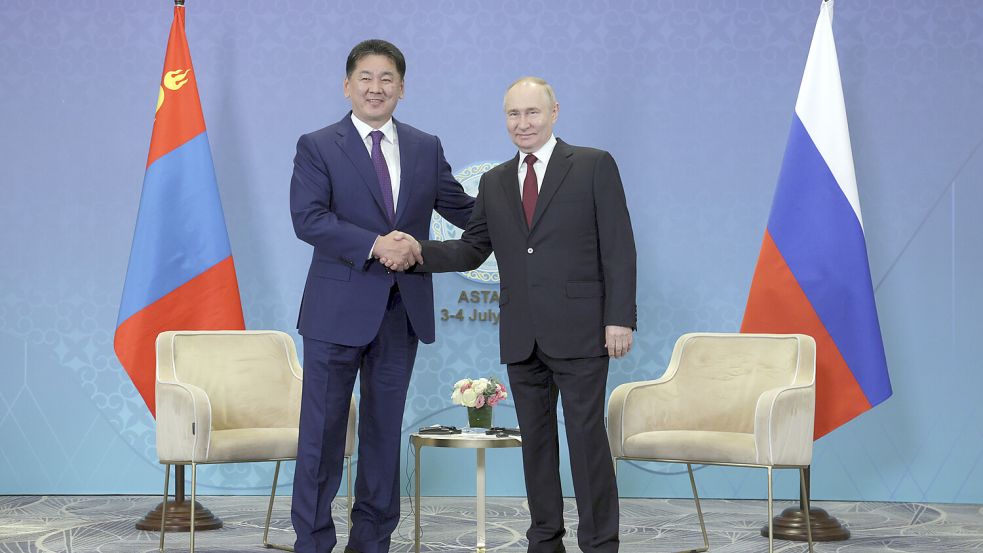 Im Juli 2024 treffen die beiden Staatsoberhäupter Wladimir Putin, Präsident von Russland, und Uchnaagiin Chürelsüch, Präsident der Mongolei, auf einem Gipfel der Shanghaier Organisation für Zusammenarbeit aufeinander. Foto: dpa/AP/Gavriil Grigorov