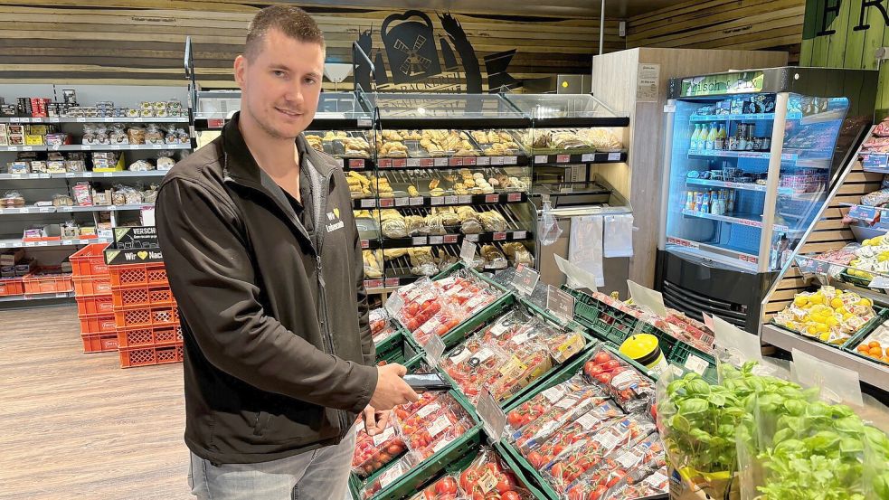 Zwei Jahre lang war Frank Wanner Marktleiter des NP-Marktes in Völlenerfehn. Am 2. September hat der Dörpener den Lebensmittelmarkt als selbstständiger Unternehmer übernommen. Das Bild zeigt den Geschäftsmann bei der elektronischen Bestellungsaufnahme. Foto: Ammermann